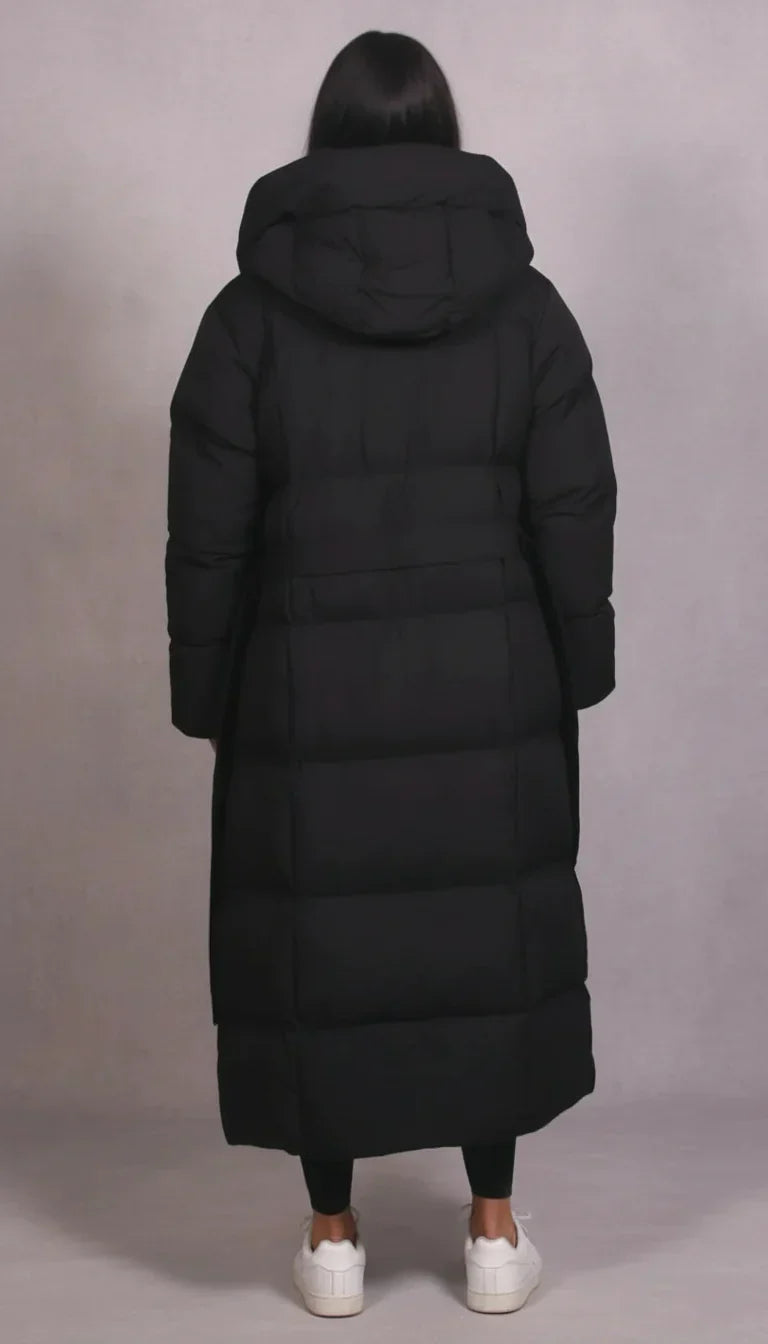 Manteau long élégant pour l'hiver de la marque Danoir Paris, couleur noire, taille XS, porté sur un mannequin.