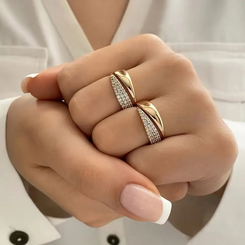 Bague Leyna Danoir Paris en or ajustable avec symbole élégant, design fin et sophistiqué, montrée sur une main.