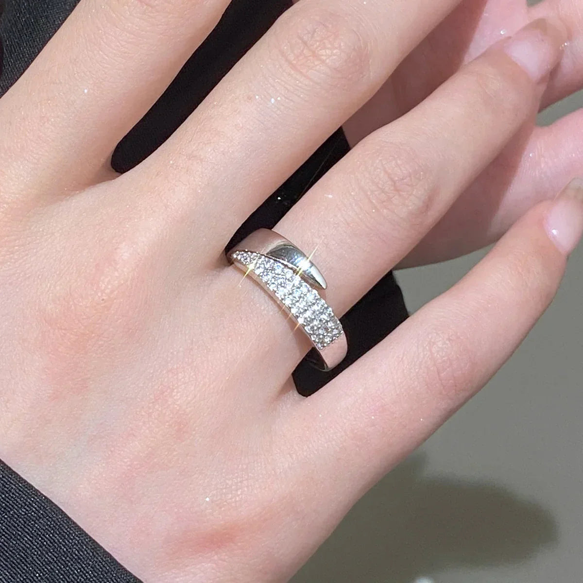 Bague Leyna Danoir Paris en or ajustable avec symbole élégant, bijou sophistiqué pour femme.