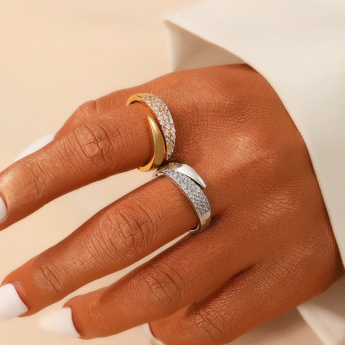 Bague symbolique élégante Leyna en or ajustable de Danoir Paris, bijou fin avec design sophistiqué.