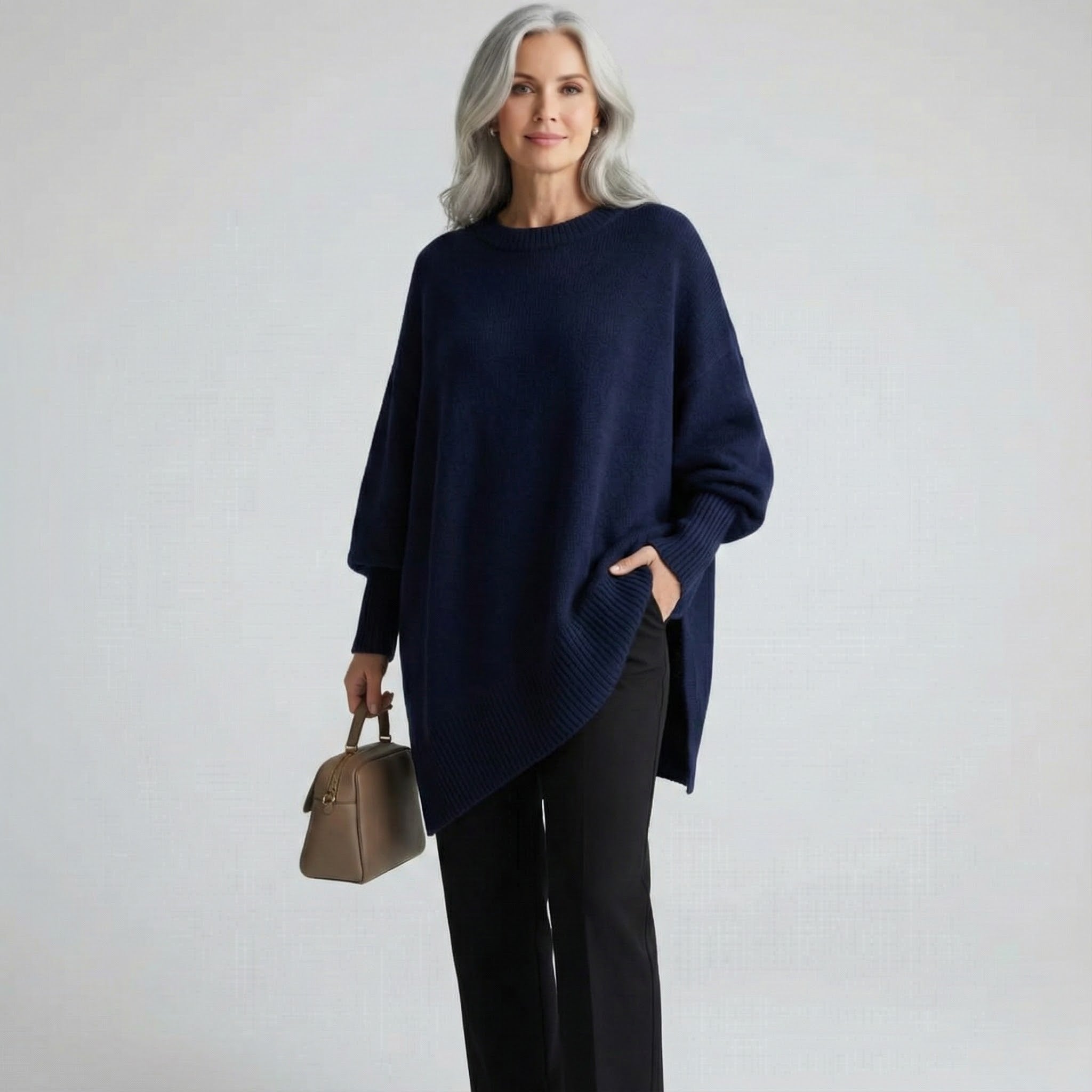 Pull beige Claudia Danoir Paris, élégant et confortable, en maille douce, porté sur mannequin avec col rond et manches longues.