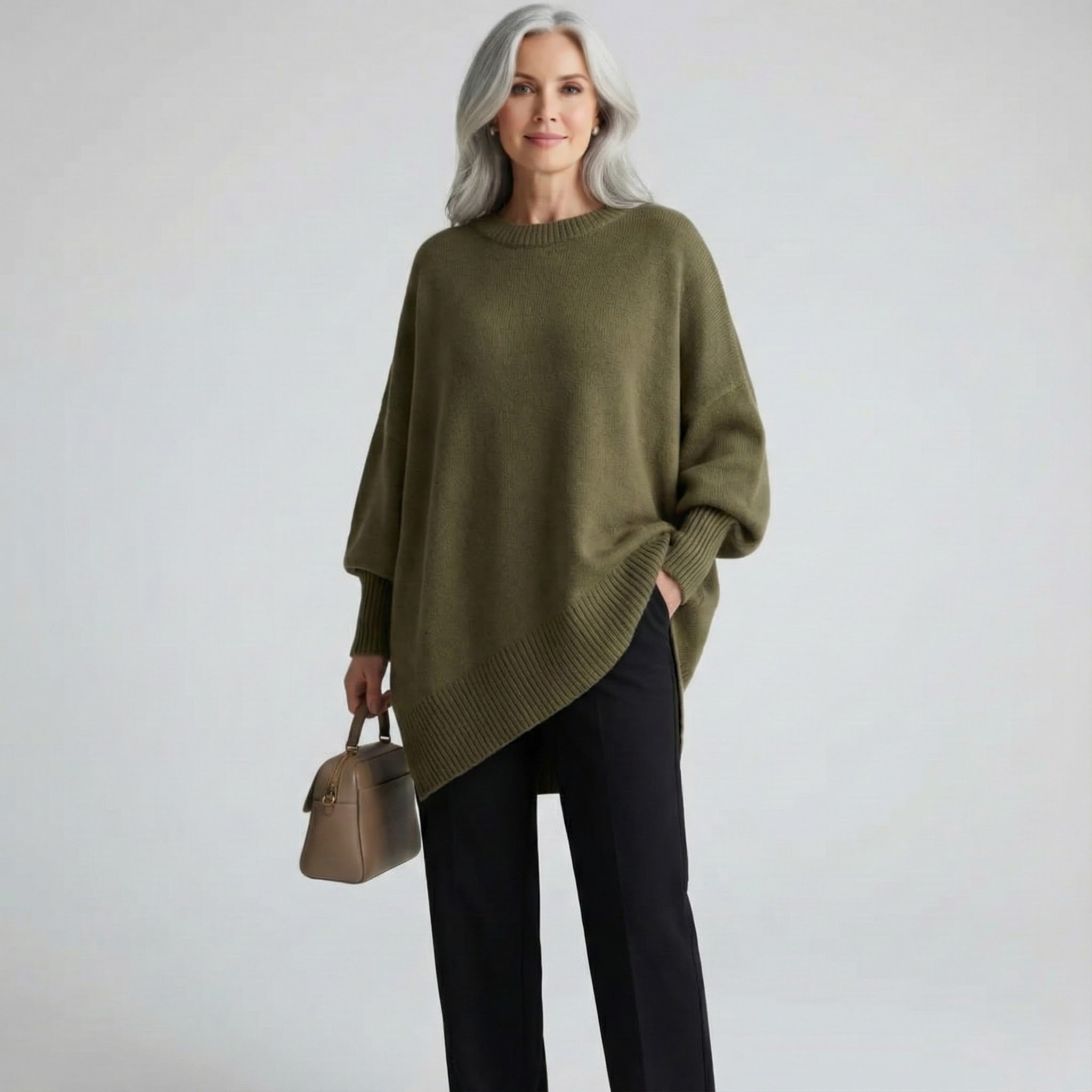 Pull beige Claudia de Danoir Paris, élégant et confortable, en laine douce, porté sur mannequin, détail du col et des manches.