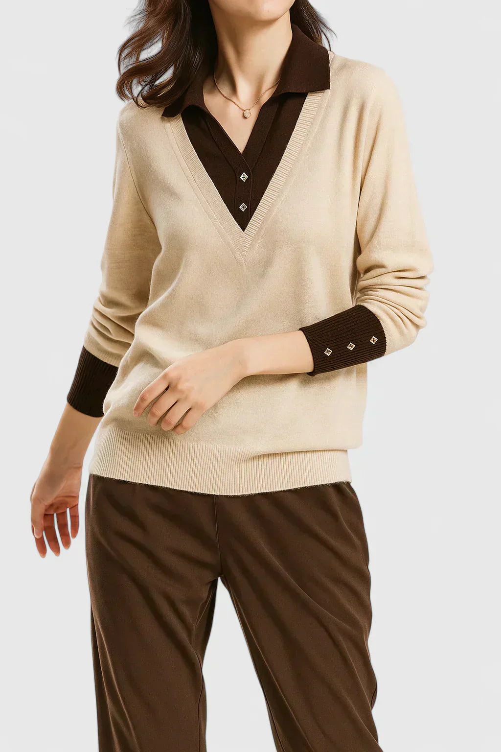 Pull chic en cachemire Danoir Paris, modèle FR1558, couleur élégante, porté avec col rond et manches longues, style sophistiqué.