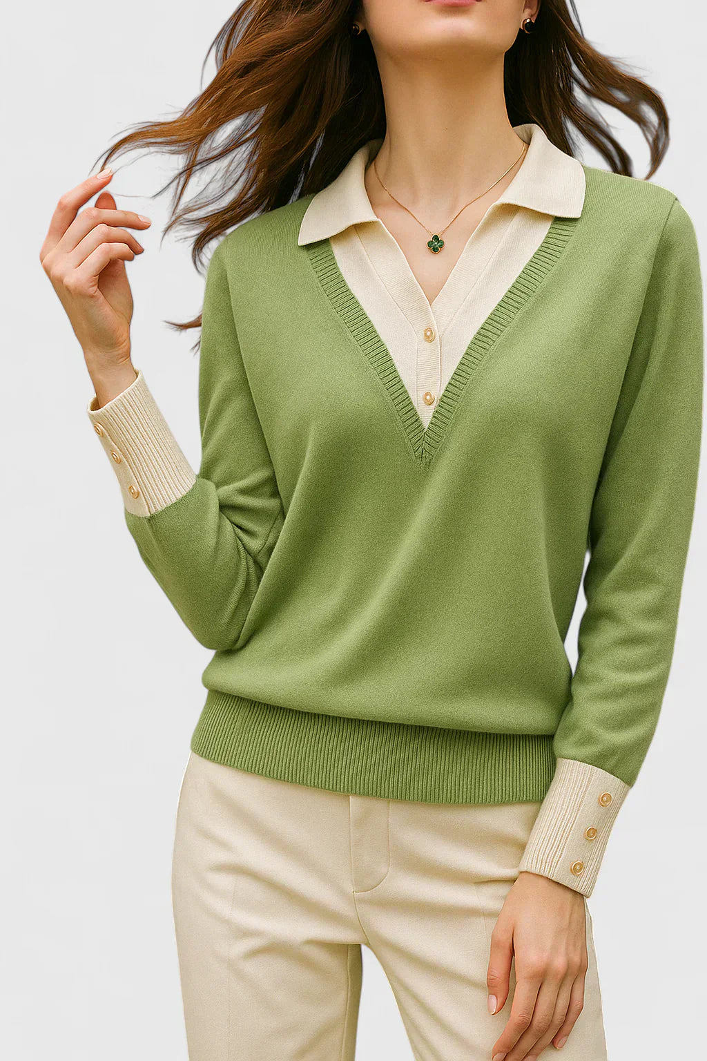 Pull chic italien Jovi de Danoir Paris en marron, élégant et confortable, en laine douce, porté sur un modèle.