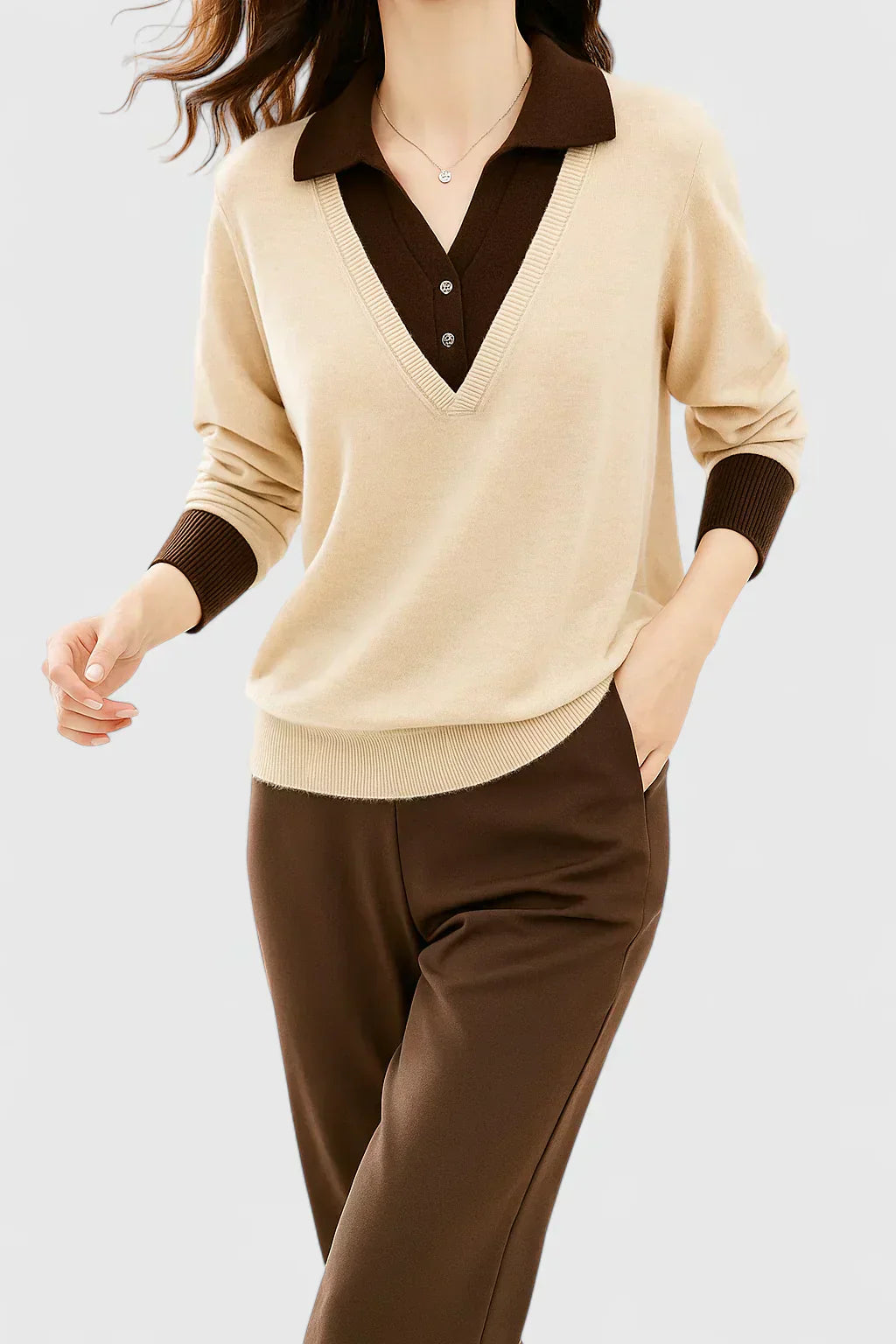 Pull chic italien Jovi de Danoir Paris, en marron, avec un style élégant et moderne, porté en mode décontractée.