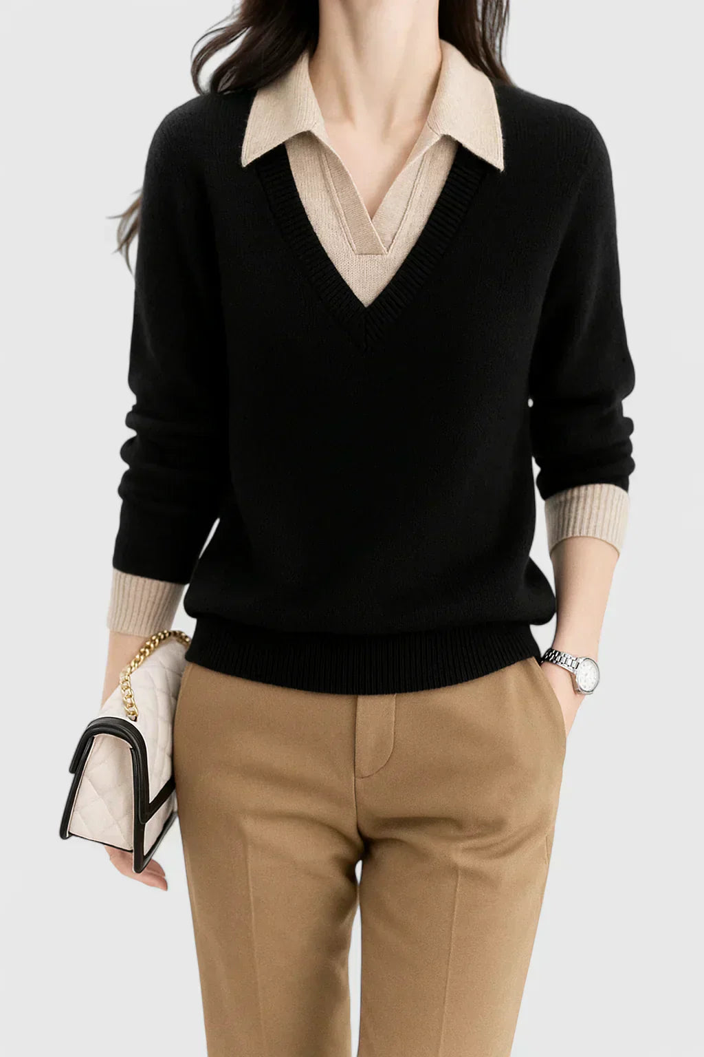 Pull chic italien Jovi de Danoir Paris, marron, en laine, porté en détail, style élégant et moderne, coupe ajustée.