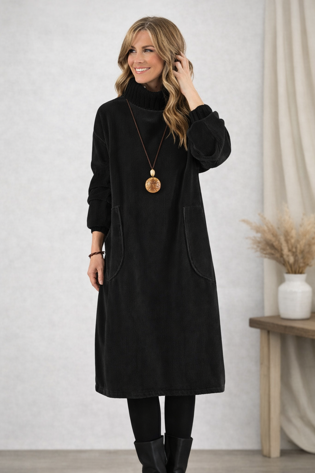 Robe d'hiver élégante Danoir Paris Lucinda, marron, coupe sophistiquée, portée chic pour femmes.
