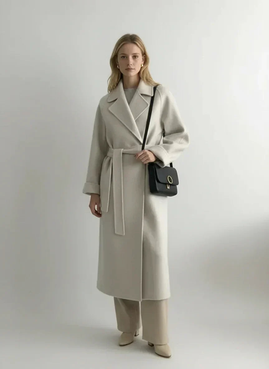 Manteau intemporel élégant Danoir Paris Mimmi en marron, coupe classique et finition soignée, pour un style chic et sophistiqué.