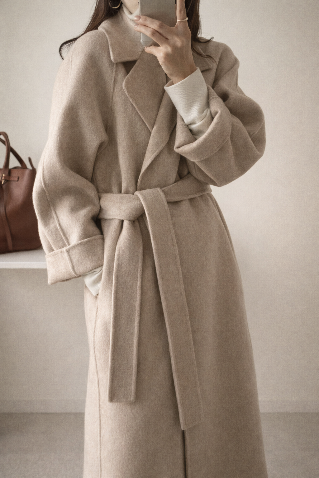 Manteau intemporel Danoir Paris Mimmi en marron, coupe élégante et classique, porté sur un fond neutre.