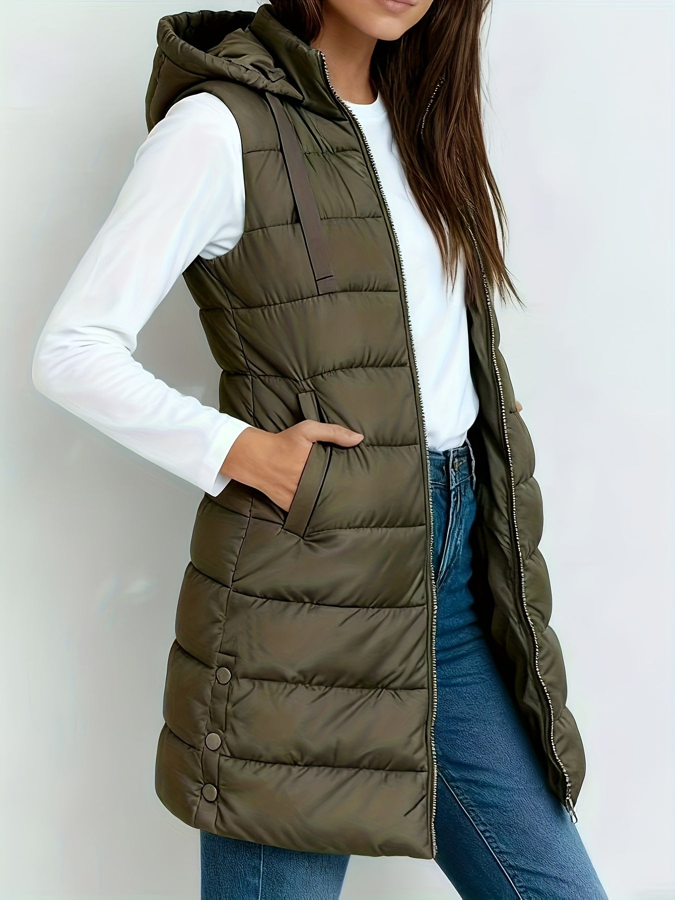 Veste à capuche chic Danoir Paris Emelia, style sombre, légère et élégante, vue de face avec détails de la capuche.