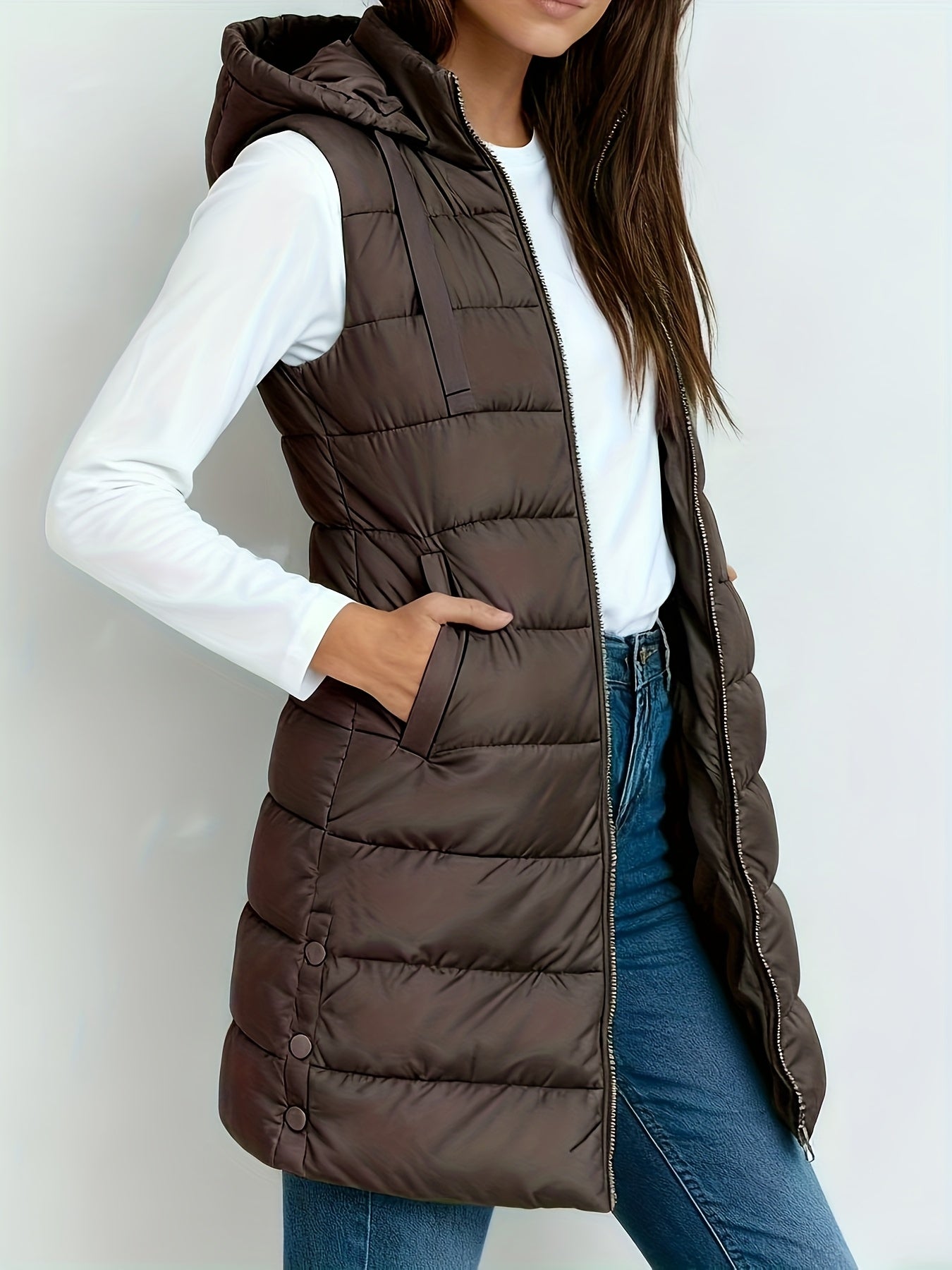 Veste à capuche chic Danoir Paris Emelia, style sombre, tendance, en tissu doux, vue de face sur un fond neutre.