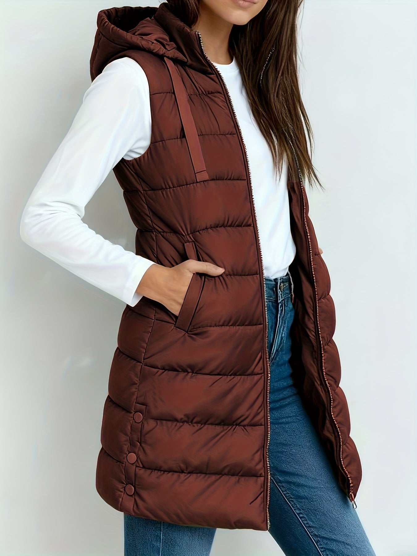 Veste à capuche chic Danoir Paris Emelia en tissu sombre, style élégant et moderne pour femme.