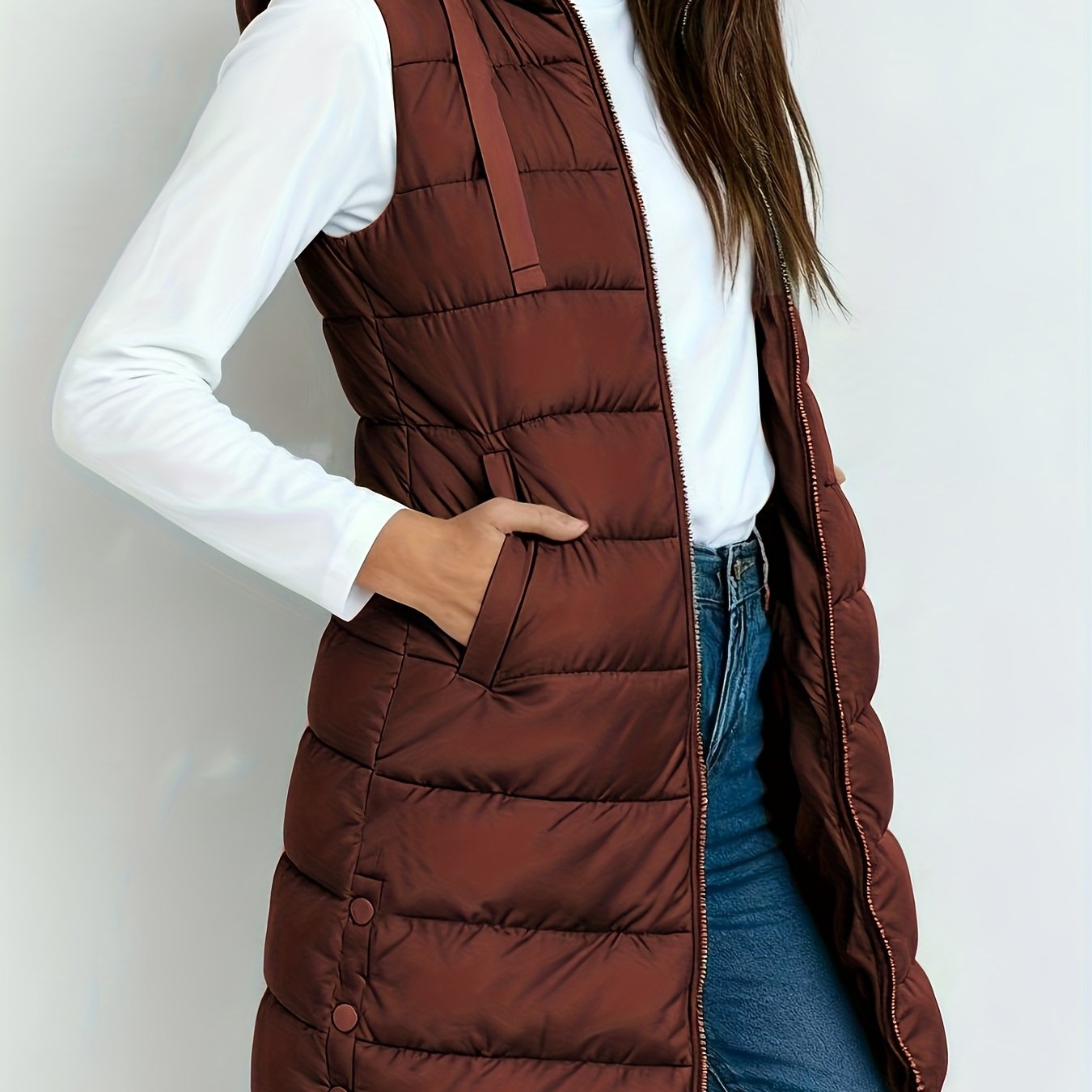 Veste à capuche chic Danoir Paris Emelia, style sombre, tissu élégant, avec fermeture et détails modernes.