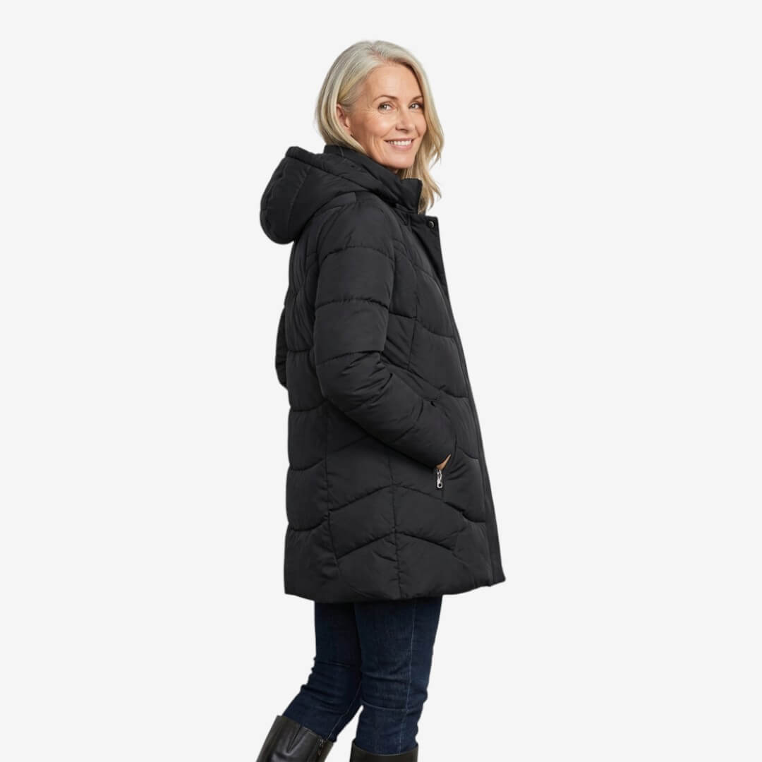 Manteau chic matelassé rouge Adeline de Danoir Paris, style élégant et chaud pour femmes, vue de face avec col et boutons.
