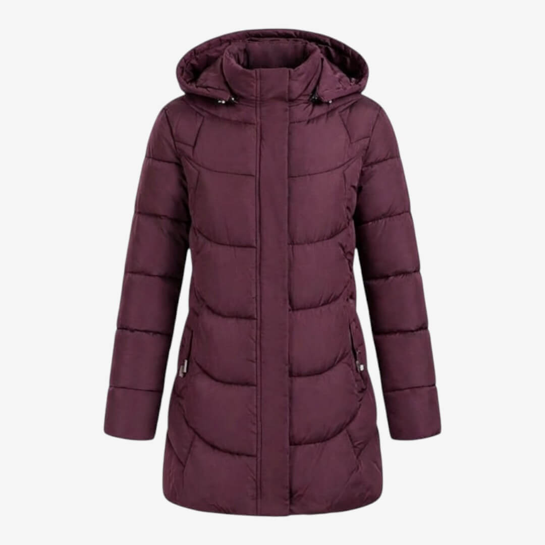 Manteau matelassé chic rouge Adeline de Danoir Paris, style élégant, porté en hiver, avec doublure douce visible.