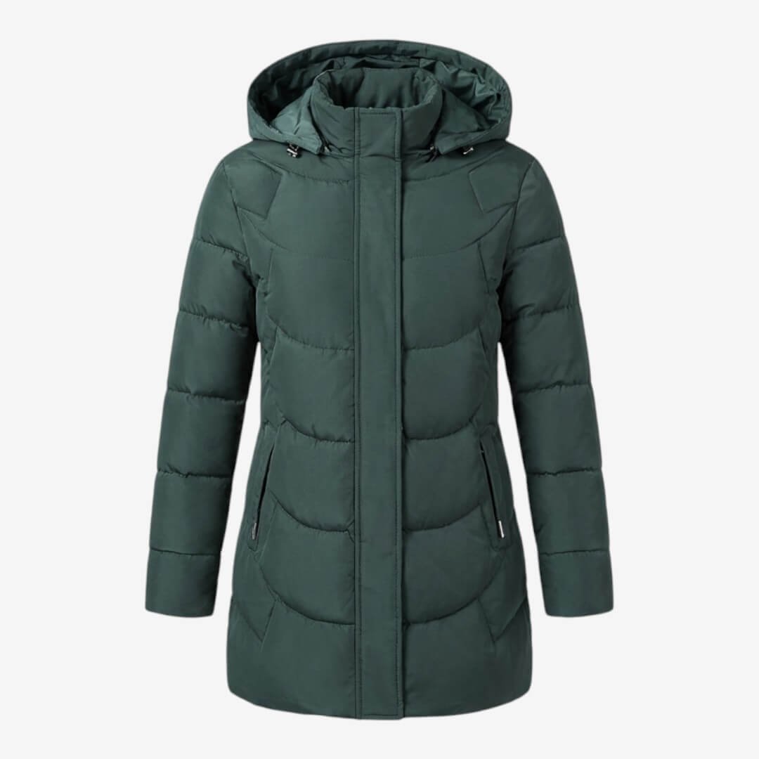 Manteau matelassé chic rouge Adeline de Danoir Paris, style élégant avec détails sophistiqués, porté en extérieur.