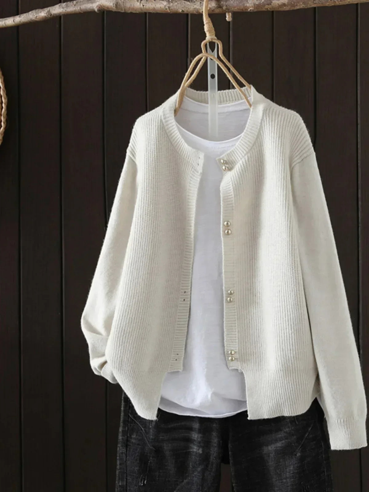 Cardigan sophistiqué Elara en tricot gris Danoir Paris, mode élégante pour femmes, vue de face sur fond clair.
