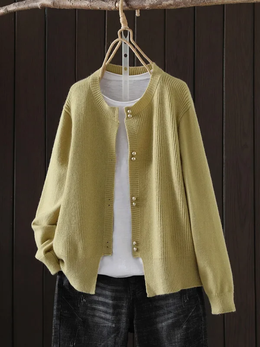 Cardigan sophistiqué Danoir Paris Elara en tricot gris, coupe élégante et tissu doux, porté sur un mannequin.