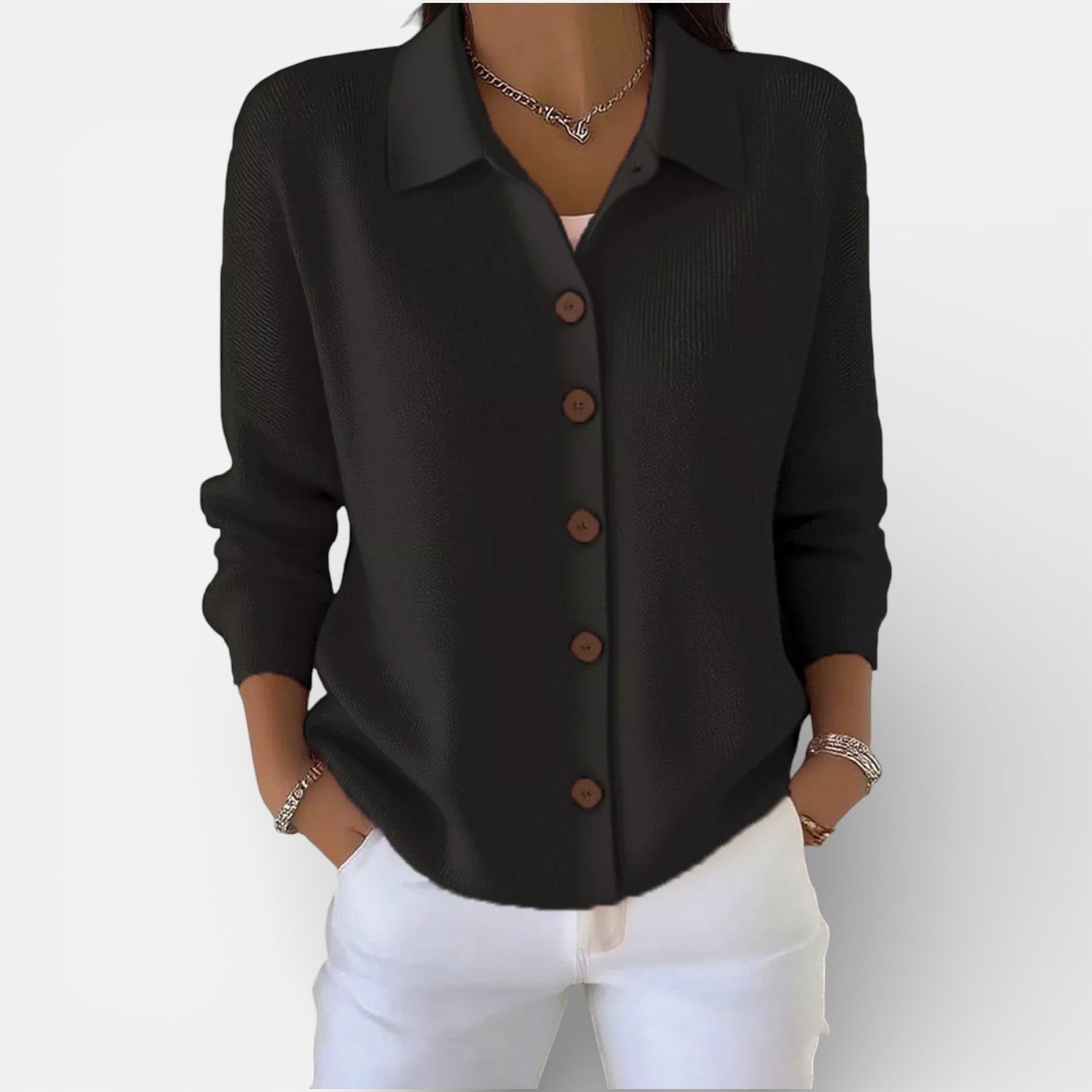Blouse sophistiquée Danoir Paris Merry en gris et blanc, élégante et moderne, vue de face sur fond neutre.
