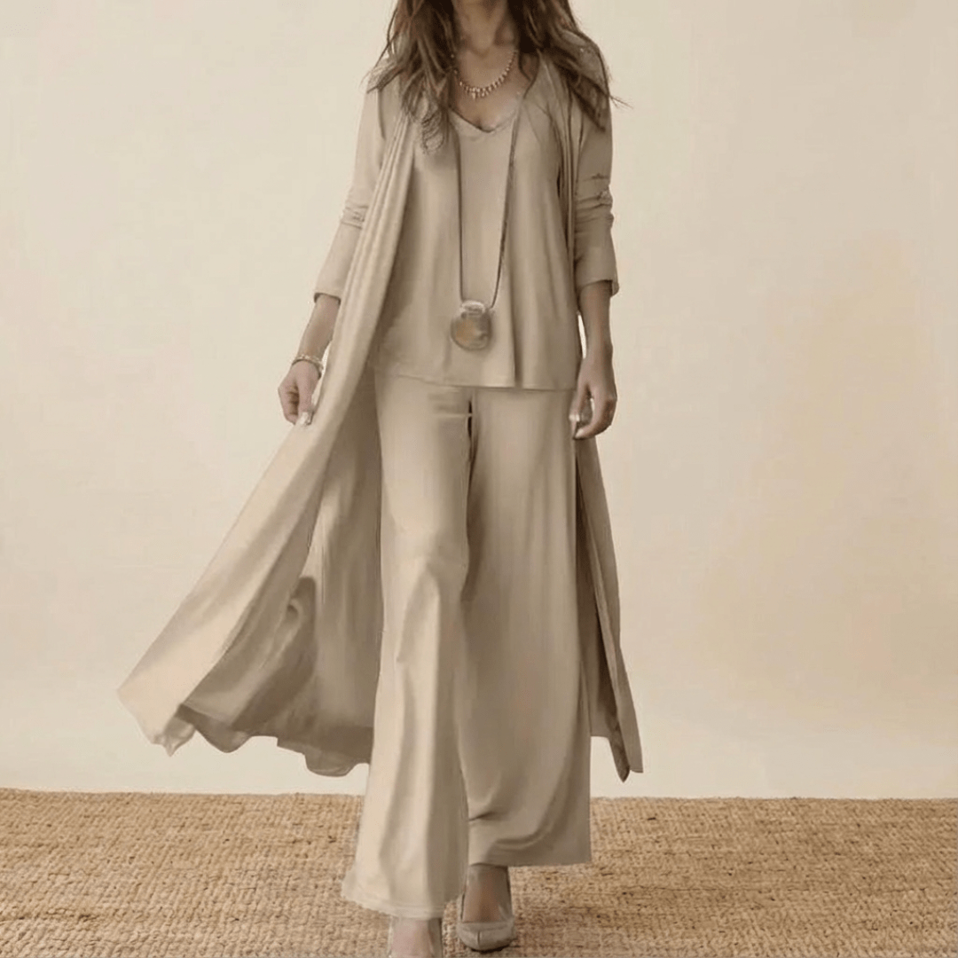 Ensemble élégant 3 pièces Barbara de Danoir Paris en tissu taupe, comprenant une veste, un pantalon et un haut sophistiqué.