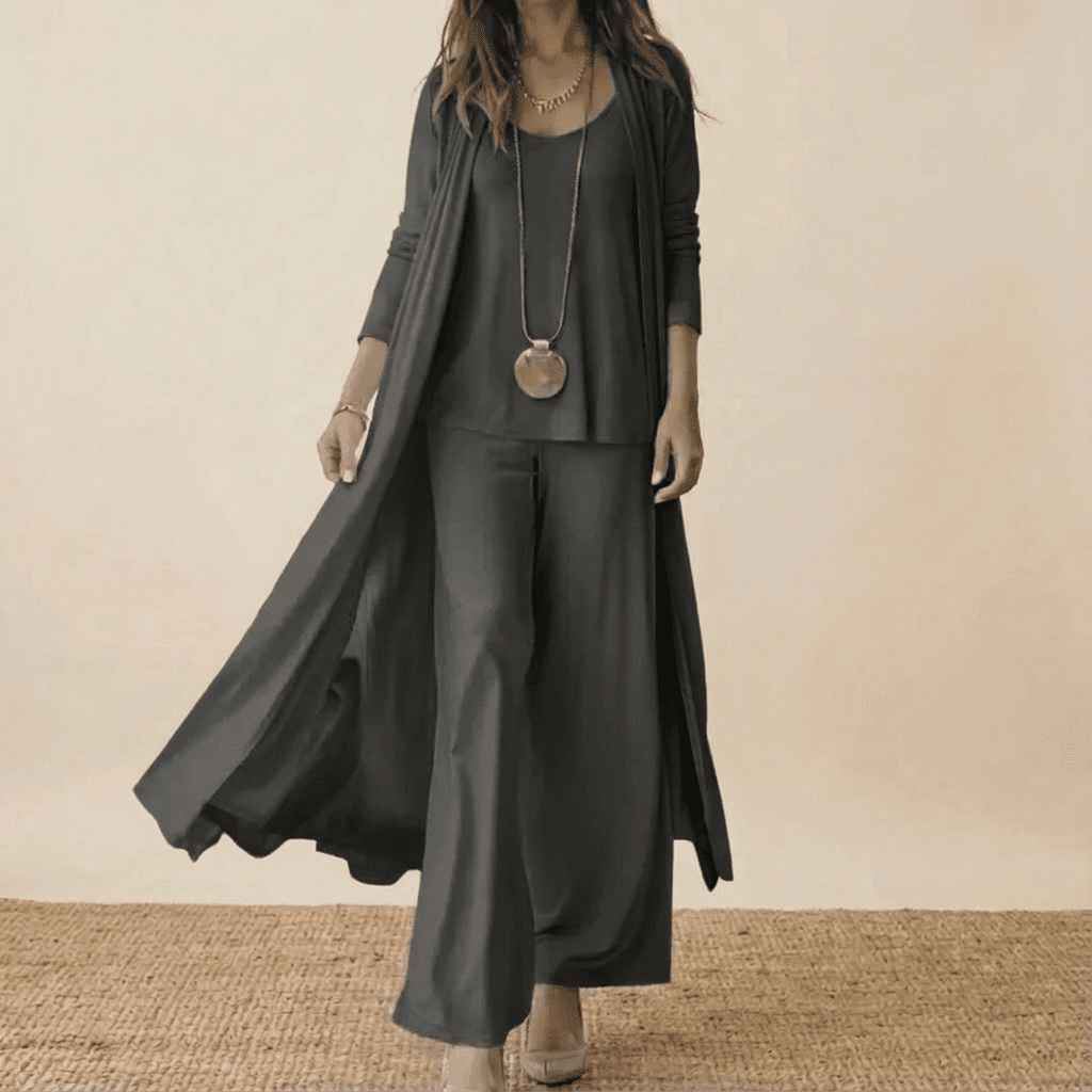 Ensemble élégant 3 pièces Barbara de Danoir Paris, en tissu taupe avec détails sophistiqués, porté sur mannequin.