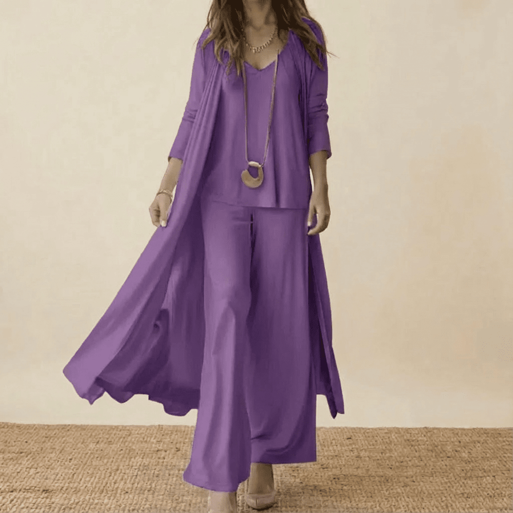 Ensemble élégant 3 pièces Barbara Danoir Paris en taupe, comprenant veste, pantalon et top, porté sur mannequin.
