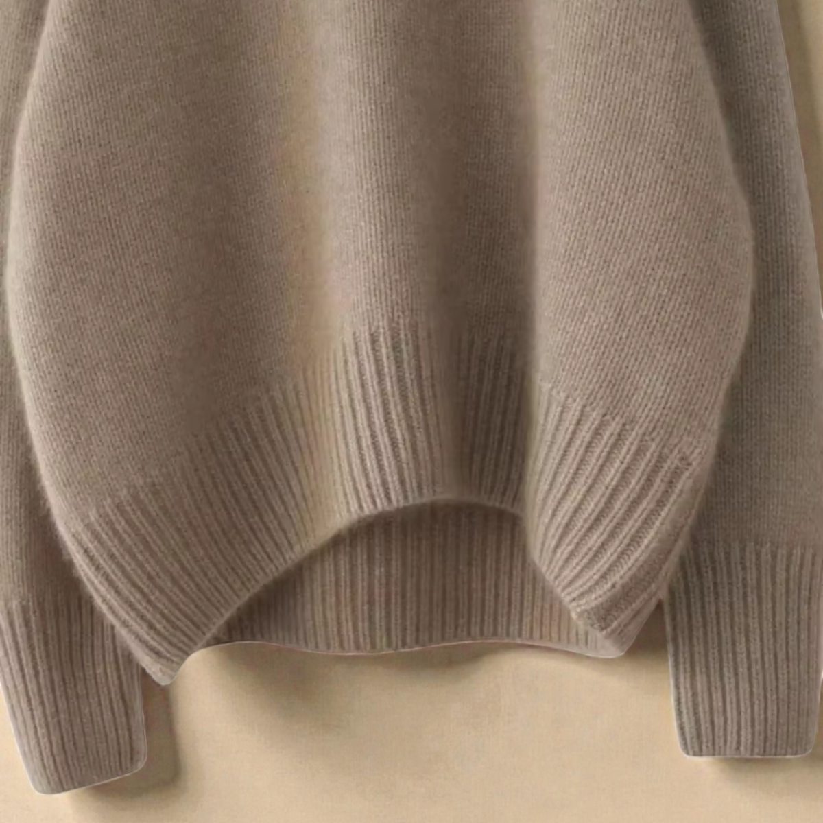 Pull chic et confortable Danoir Paris INES en marron, texture douce et coupe élégante visible sur l'image.