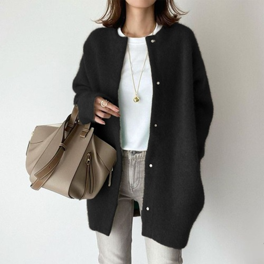 Cardigan élégant Danoir Paris Ingrid en kaki, taille XS, en tissu confortable, porté ouvert avec finition soignée.