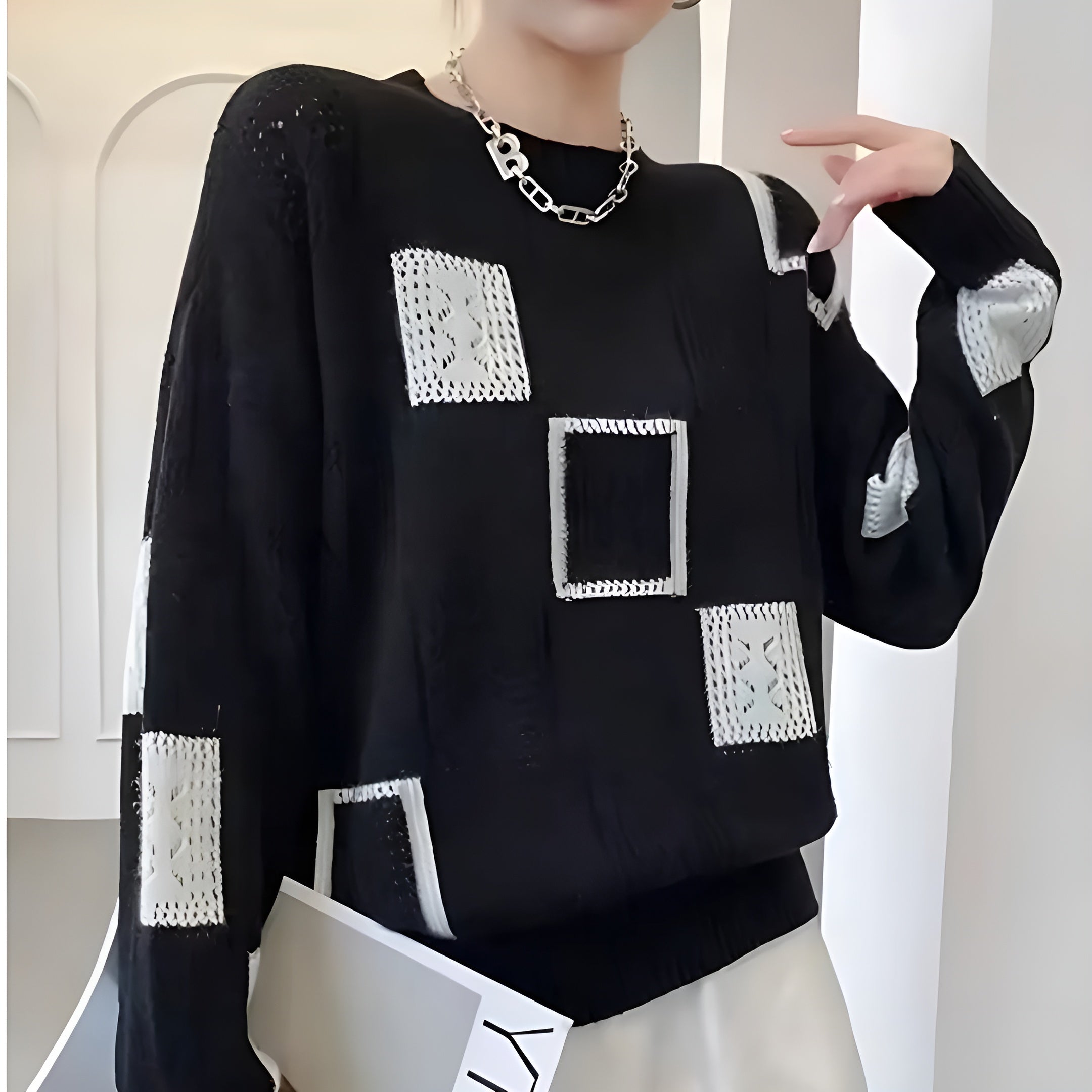 Pull géométrique blanc Helirra de Danoir Paris, style élégant, en coton, porté sur mannequin avec col rond.