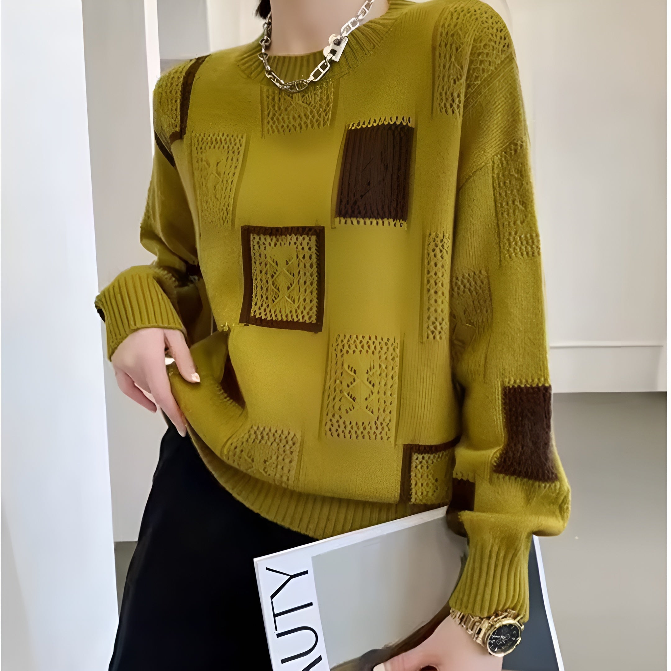 Pull géométrique blanc Helirra de Danoir Paris, style élégant, en coton, porté sur mannequin montrant le design moderne.