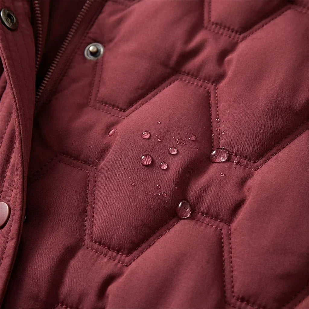 Manteau long imperméable rouge Lumière de Danoir Paris, style élégant et coupe protectrice contre la pluie.