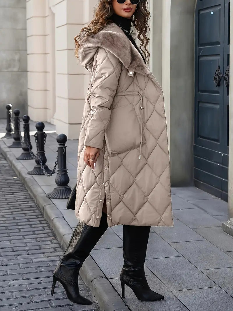 Manteau d'hiver élégant Danoir Paris Jeane en marron, coupe raffinée, tissu chaud et confortable, porté par un mannequin.