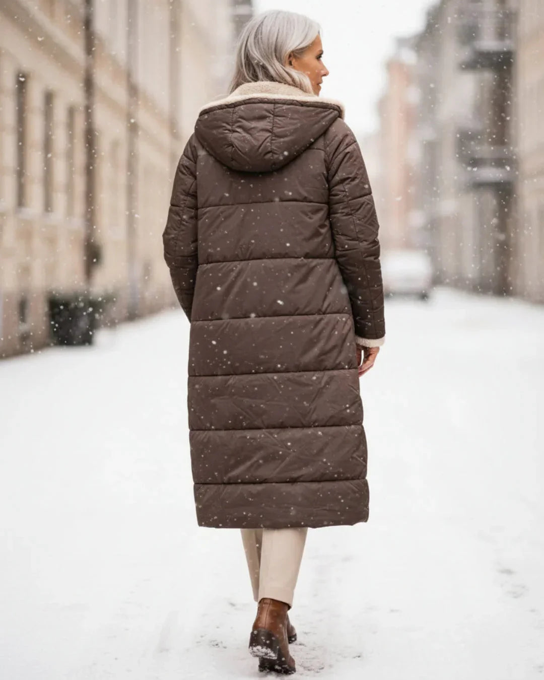 Manteau long réversible Danoir Paris Layla en vert, élégant, avec coupe fluide et détails soignés, porté en image.