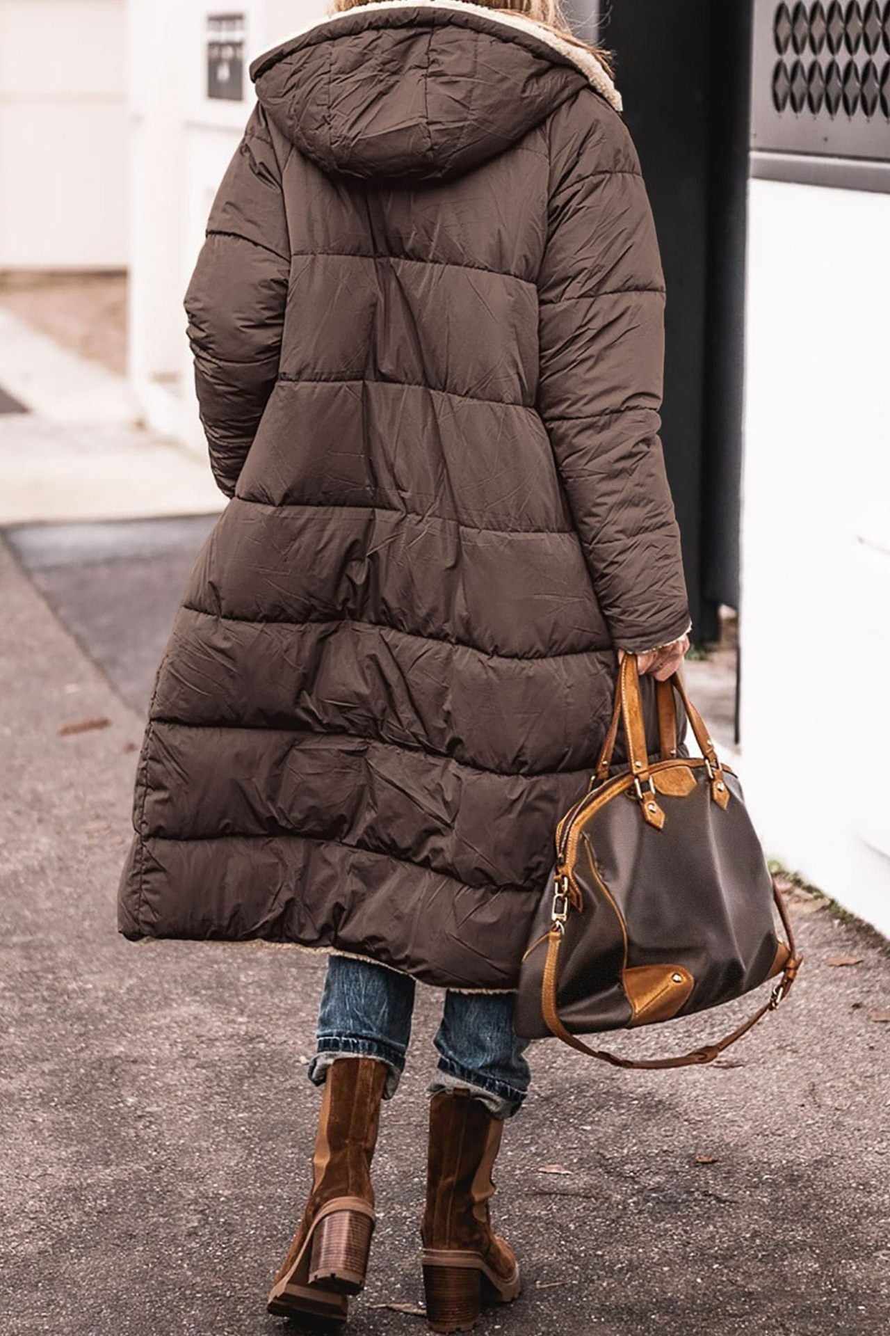 Manteau long réversible élégant Danoir Paris Layla en vert, vue de face, avec détails sophistiqués et coupe fluide.