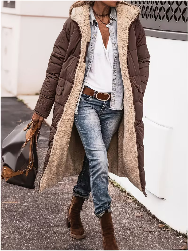 Manteau long réversible Danoir Paris Layla en vert, élégance et style, porté avec col et manches longues.