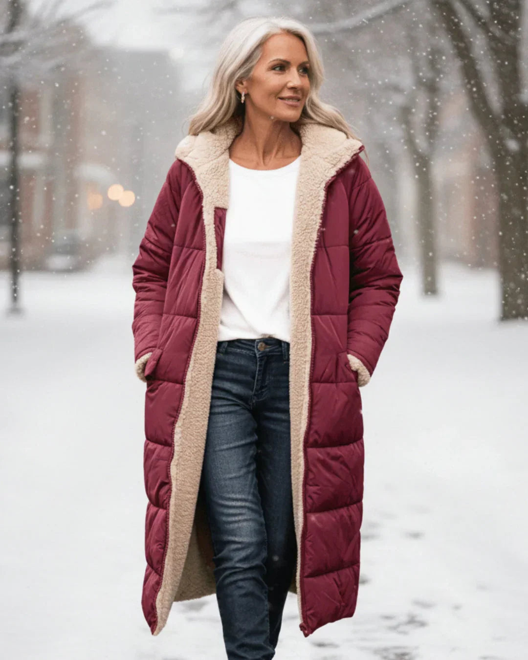 Manteau long réversible Danoir Paris Layla en vert, élégant et chaud, porté avec le revers visible dans l'image.