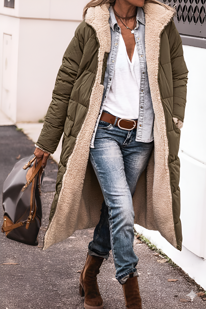 Manteau long réversible Danoir Paris Layla en vert, élégante, avec capuche et détails sophistiqués, visible sur fond neutre.