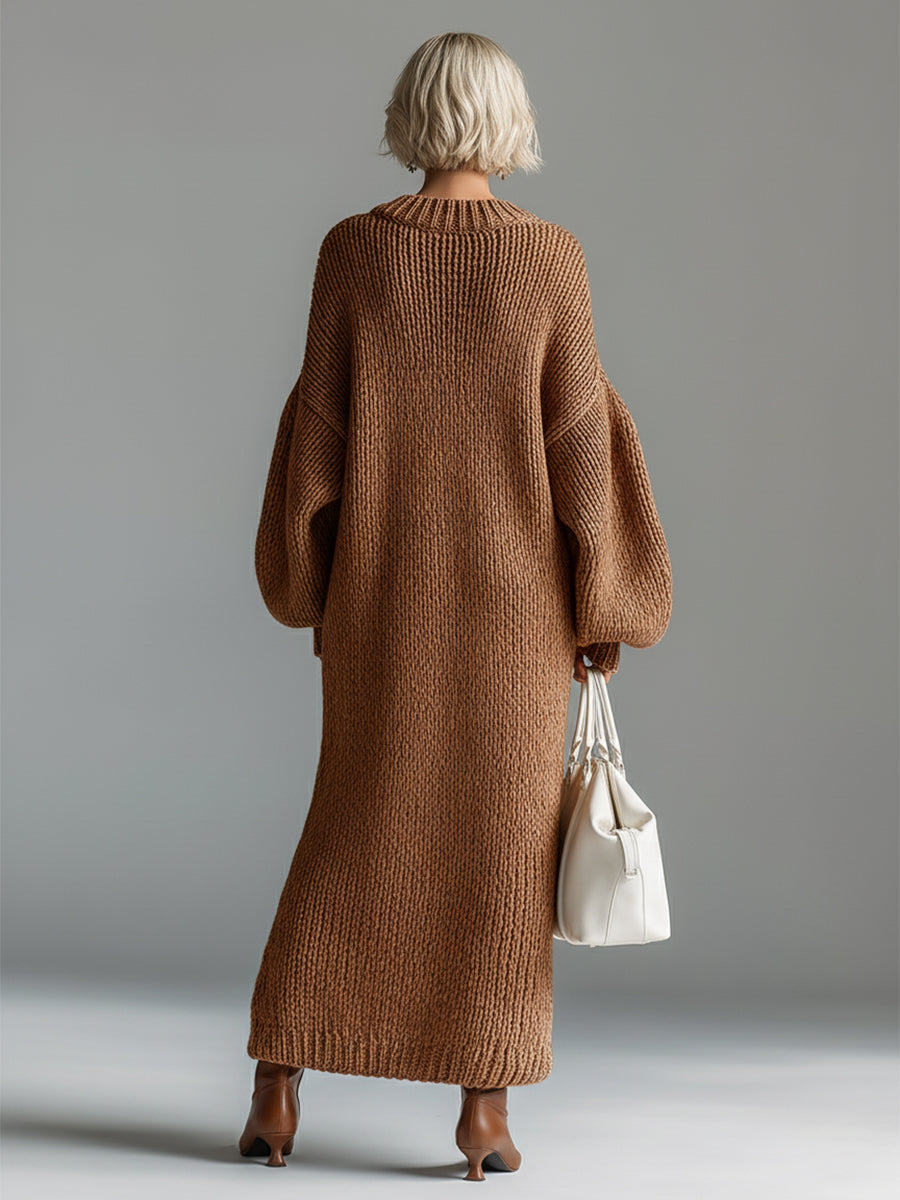 Robe maxi élégante Emilia de Danoir Paris en kaki, vêtement longue avec coupe fluide et détails sophistiqués.