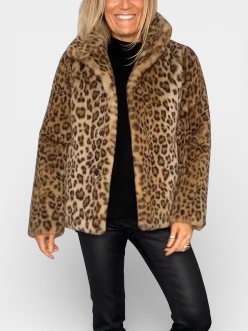 Manteau Léopard élégant Leia de Danoir Paris, long kaki avec motif léopard, vue de face sur un mannequin.