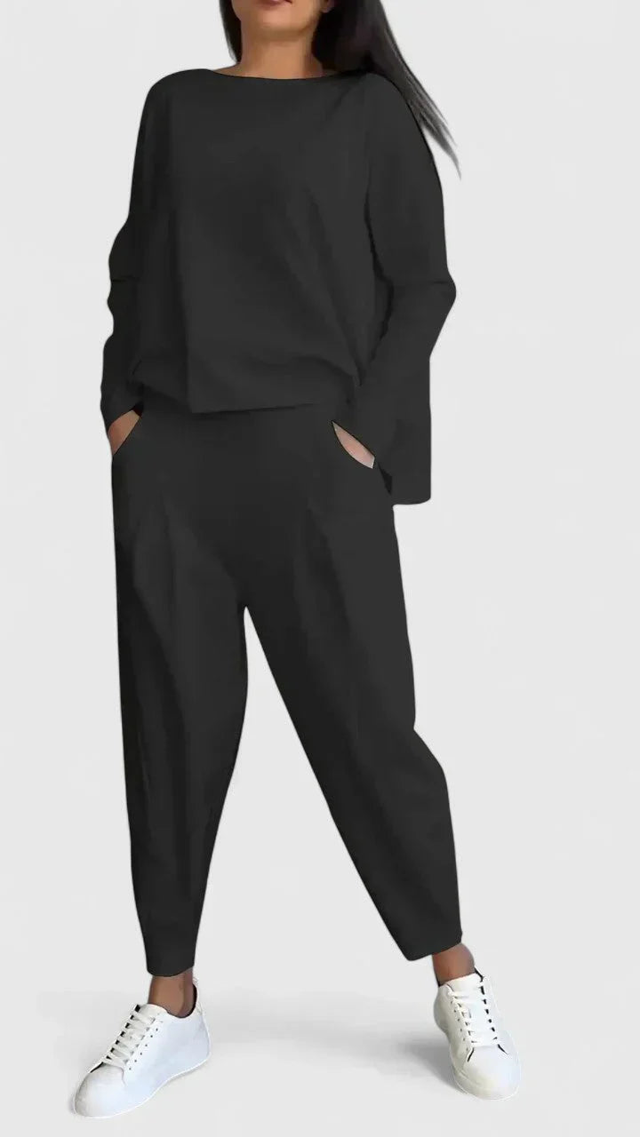Ensemble chic décontracté Cassandra de Danoir Paris, vêtement blanc avec détails élégants, pour un style sophistiqué et confortable.