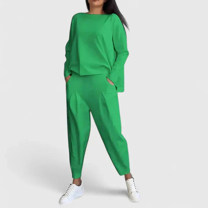 Ensemble chic décontracté Cassandra de Danoir Paris, vêtement blanc avec détails élégants, sur mannequin.