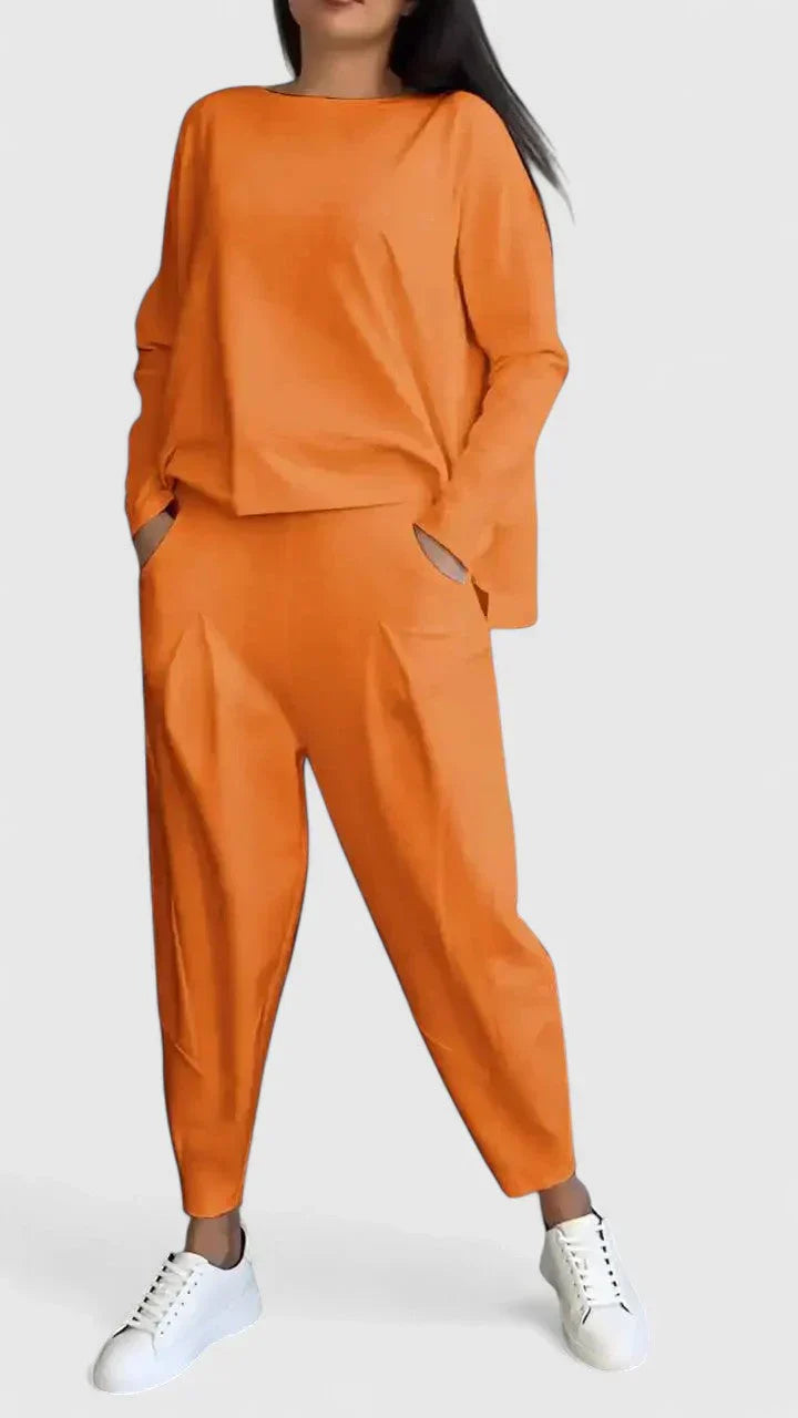 Ensemble décontracté Cassandra de Danoir Paris, vêtement blanc chic, porté avec style, pour un look élégant et confortable.
