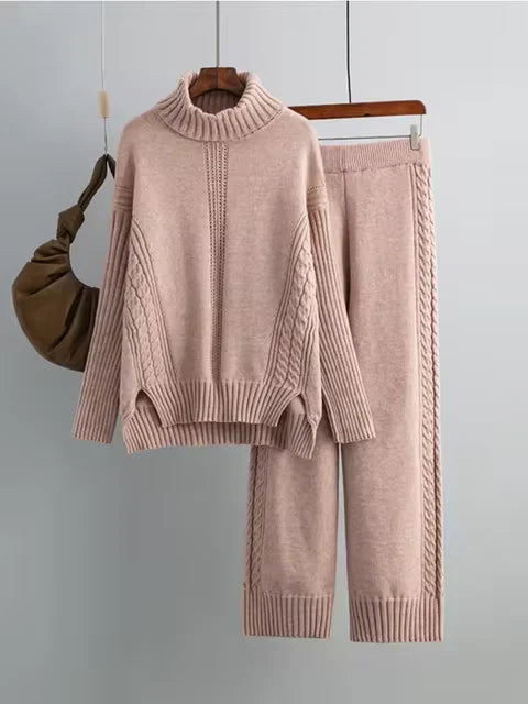 Ensemble tricoté rose Vianna de Danoir Paris, style chic, composé d'un haut et d'un pantalon, porté par un mannequin.