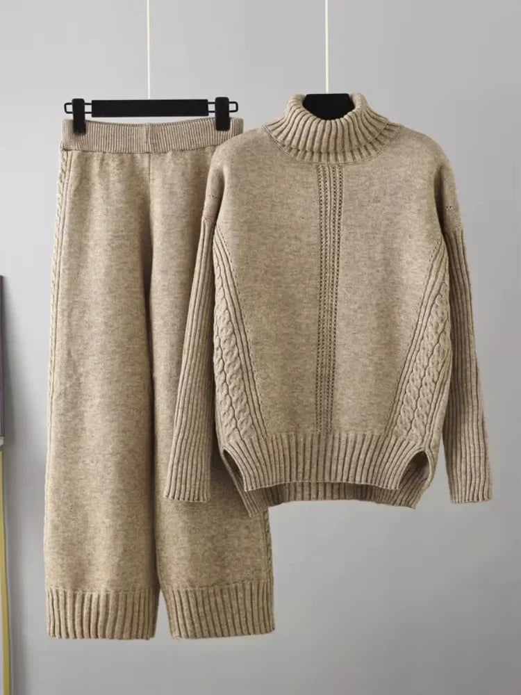 Ensemble tricoté chic Vianna de Danoir Paris en rose, comprenant un haut et un pantalon élégants, porté par un mannequin.