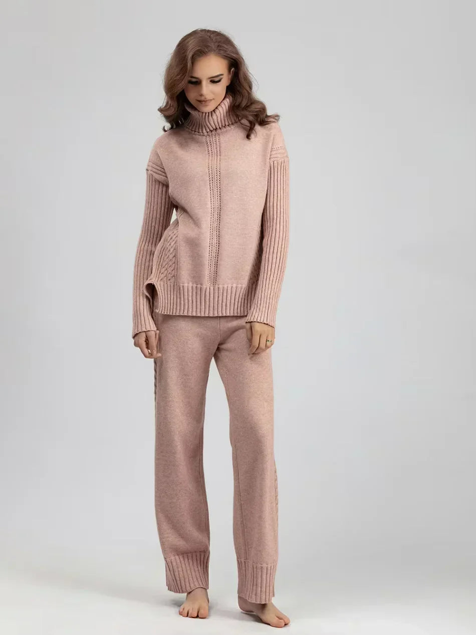 Ensemble tricoté chic Vianna de Danoir Paris, rose, avec haut et pantalon élégants, visible sur fond neutre.