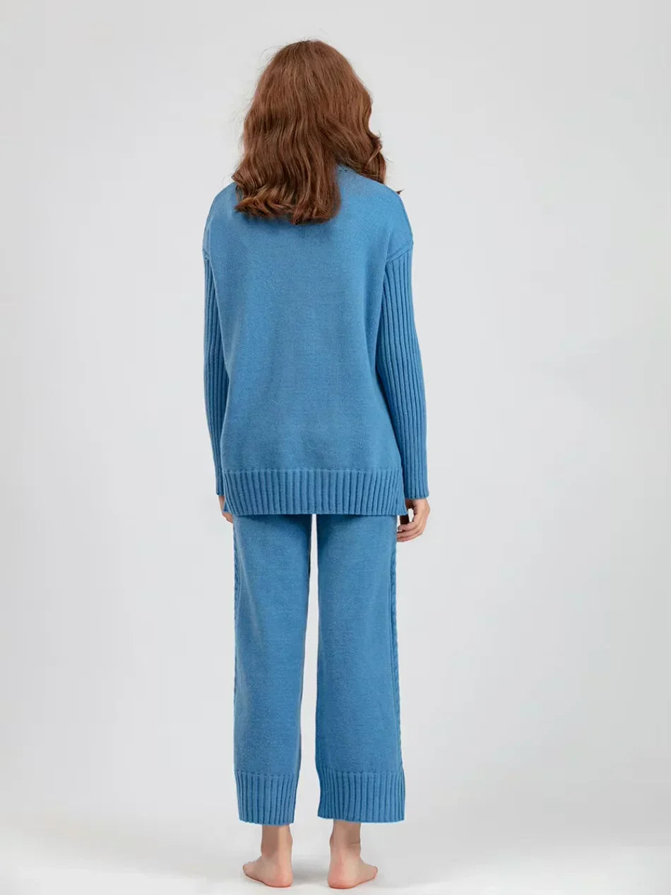 Ensemble tricoté chic Vianna de Danoir Paris en rose, comprenant un haut et un pantalon élégants, porté par un mannequin.