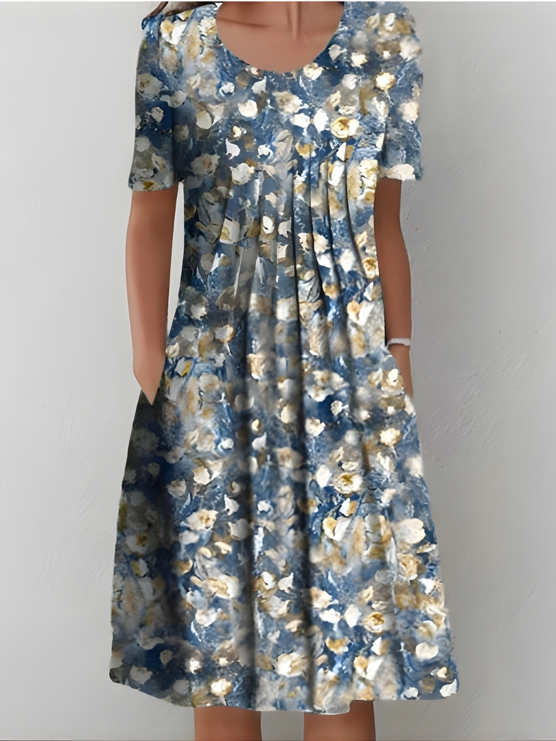 Robe plissée florale Cäcilia de Danoir Paris avec motif blanc et fleurs rouges, vue de face.