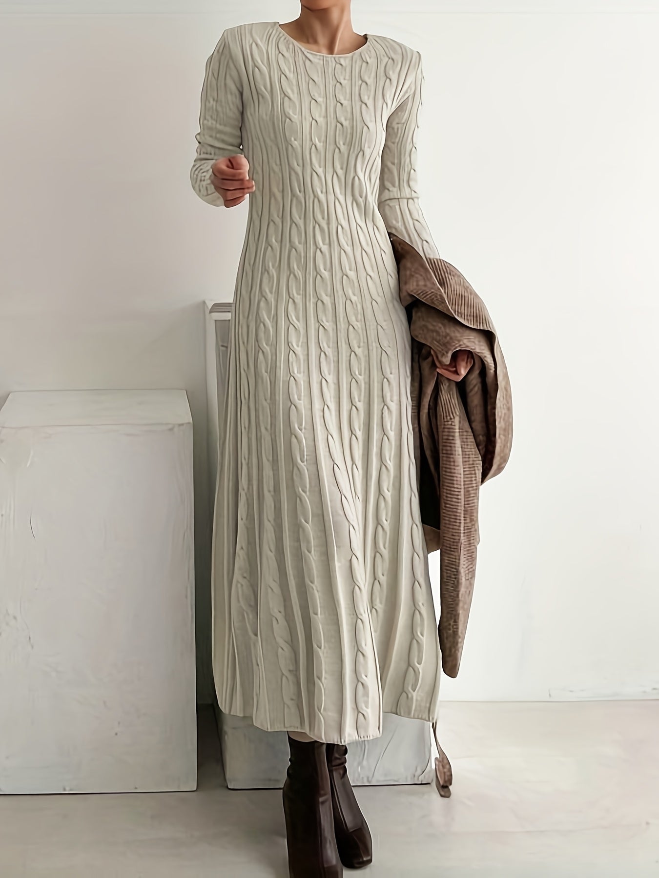 Robe en tricot rouge Maeve de Danoir Paris, élégante et ajustée, portée sur un mannequin.
