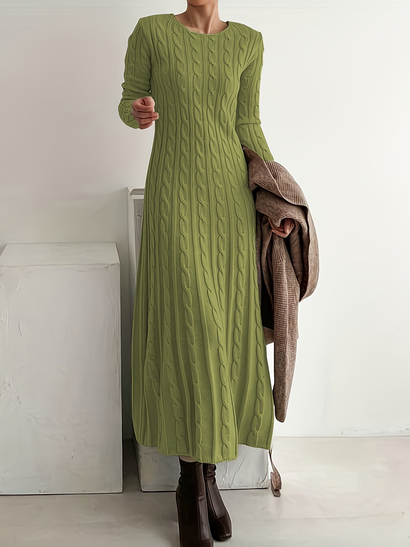 Robe en tricot élégante Maeve de Danoir Paris, rouge, coupe flatteuse, détails sophistiqués, portée chic et confortable.