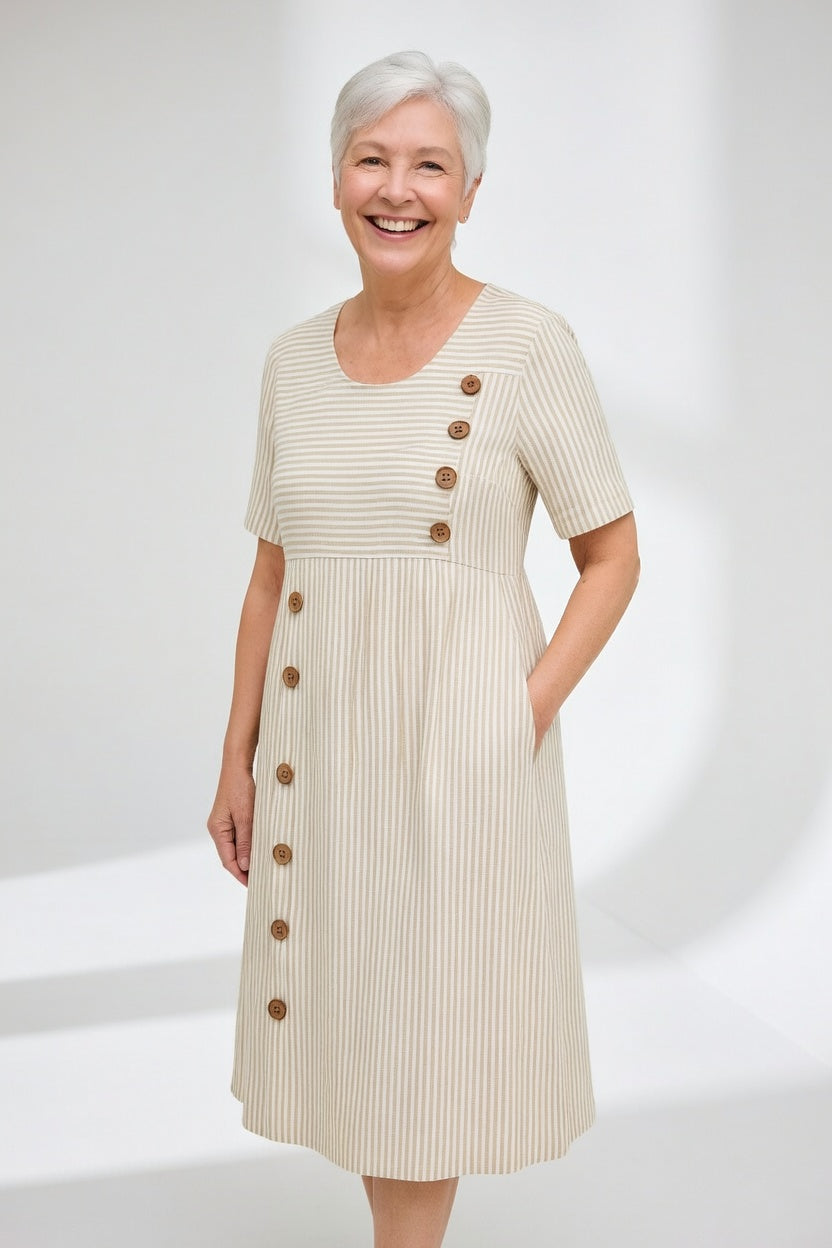 Robe fluide rayée en bleu de Danoir Paris, modèle Linéora™ FR44, look estival élégant et léger.